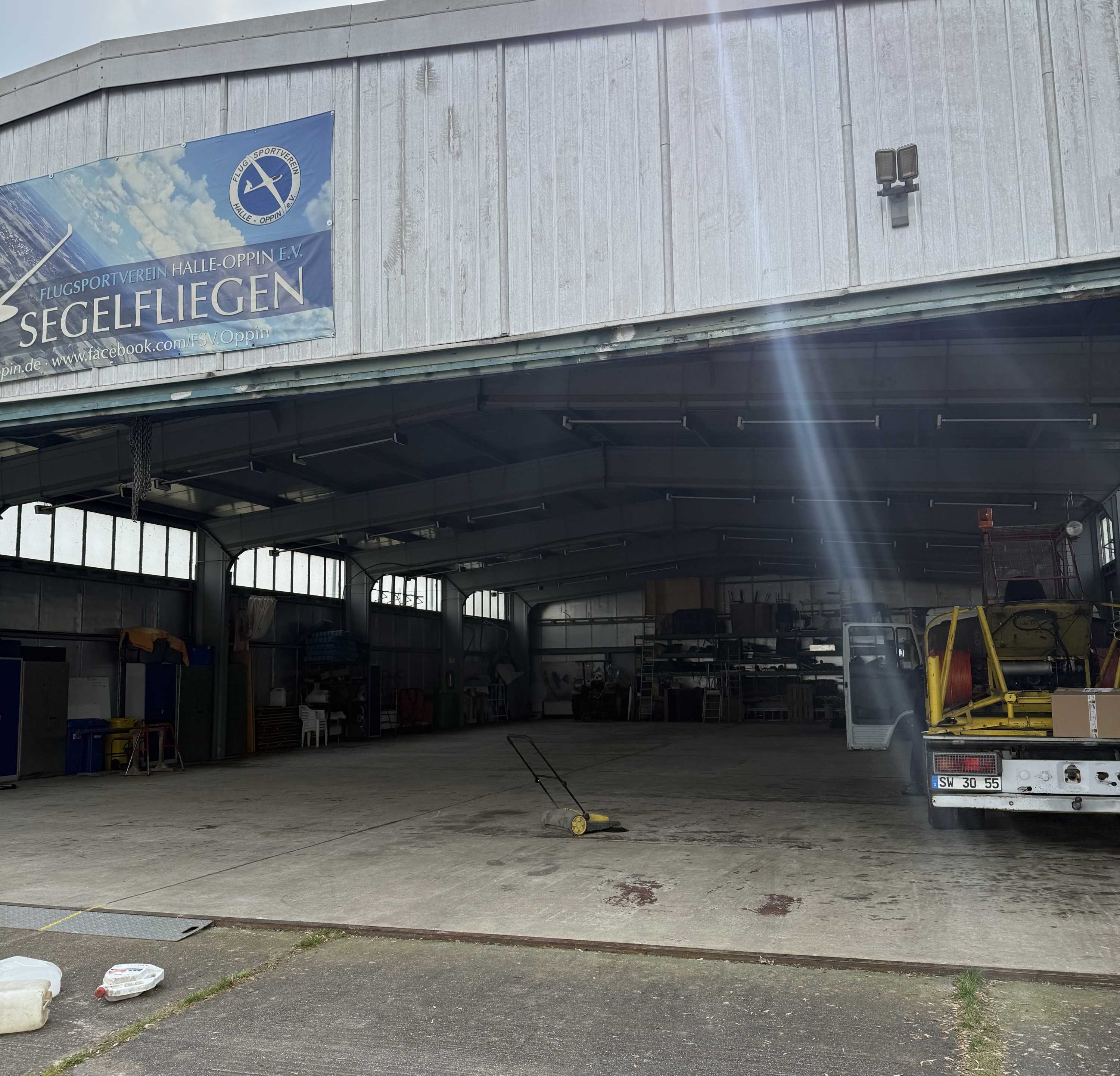 Der Hangar vom FSV-Oppin fast leer und ausgeräumt.